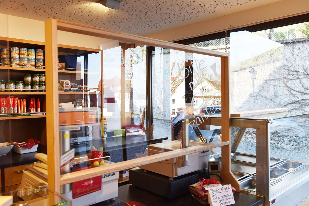 Hygiene-Spuckschutzwand aus Plexiglas von Ihr Schreiner Thaler